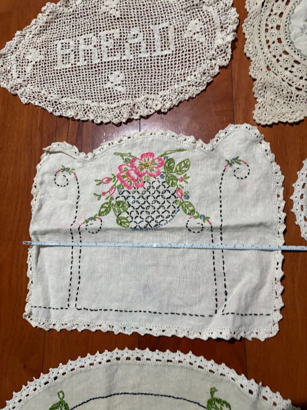 Bundle of 5 Vintage Embroidered and Crocheted Doilies and 1 Filet Crochet Doily - Picture 6 of 14